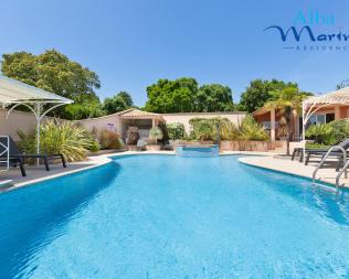 La résidence Alba-Marina propose une superbe piscine