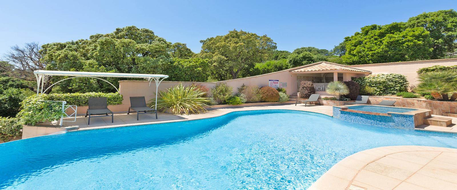 Vous disposerez d'une superbe piscine à débordement